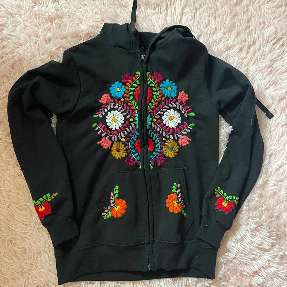 Stunning embroidery jacket! 🖤🌸✨